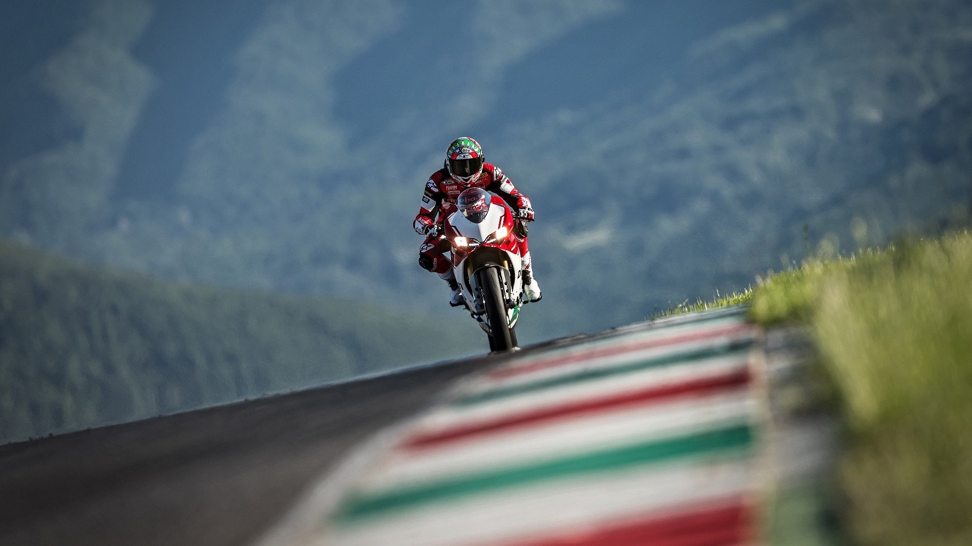 APP下载-巅峰对决双线激战，JackeyLove极限操作引爆赛场，阿扎伦卡30分钟鏖战创纪录，胜负悬念席卷全球
